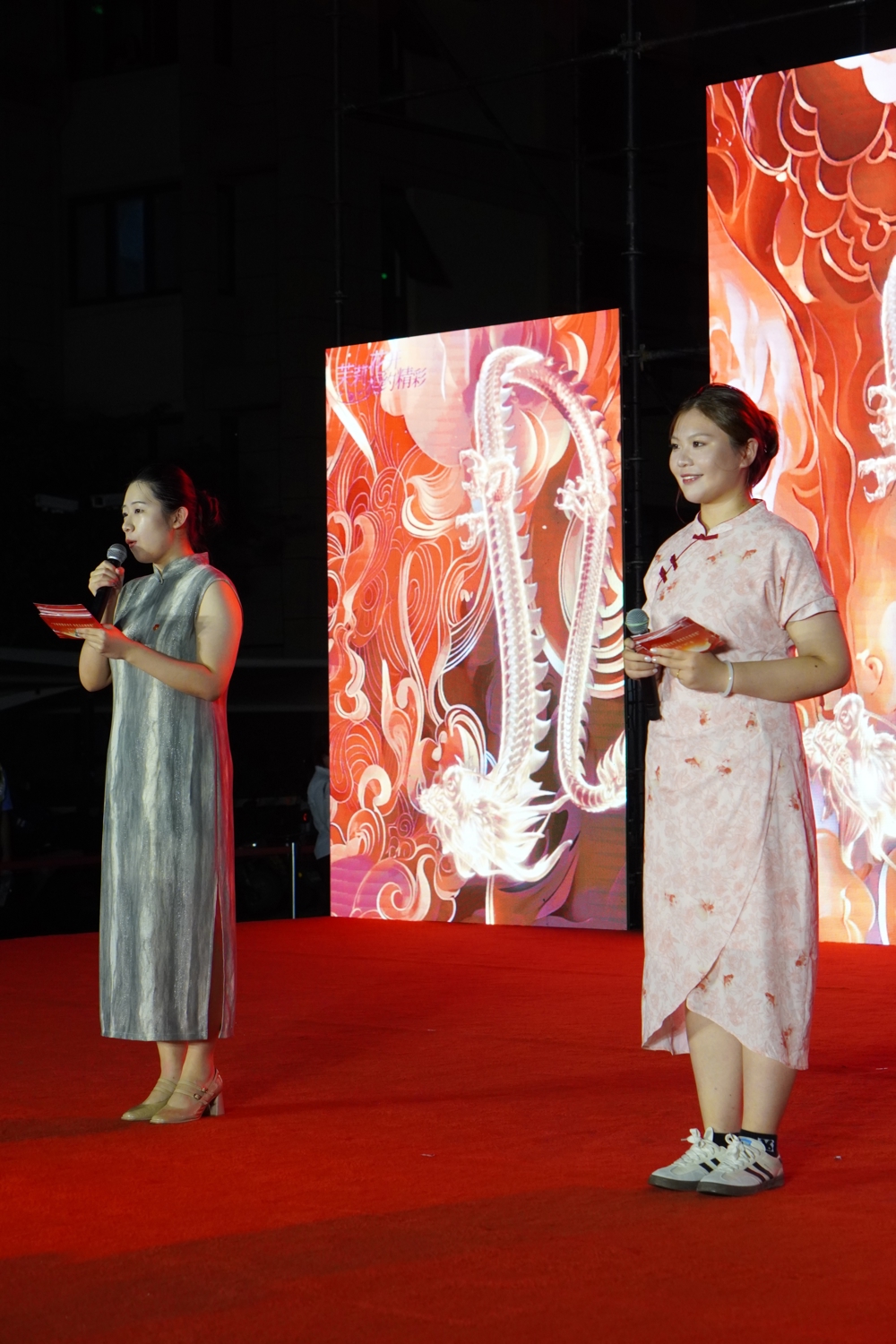 右一主持人我校罗智雯